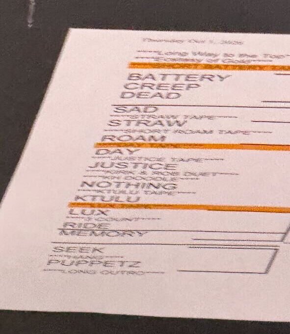 Printed setlist taped to the stage, dated Thursday October 1 2026, starting BATTERY, CREEP, DEAD, SAD, STRAW, ROAM